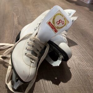 Vintage 8's Figure Skates in White - Kids size 1
